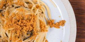 Pasta agli olio peperoncino e pane rosolato