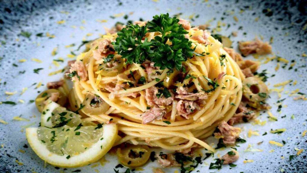 Spaghetti con tonno e limone Profumato e semplice da preparare