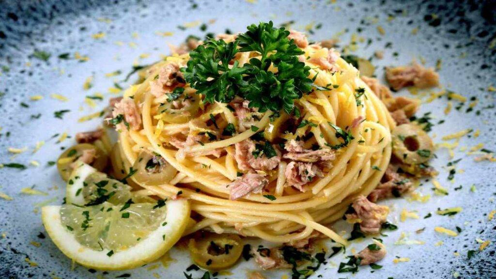 Spaghetti con tonno e limone | Profumato e semplice da preparare