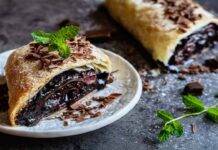 Strudel con cioccolato e ciliegie | Il dolce pronto in pochi minuti! Rotolo con ciliegie