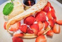 Dolcetti di biscotto con crema e frutta