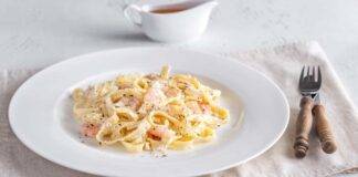 Tagliatelle con crema al mascarpone gamberetti e pepe