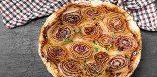 Tarte tatin con cipolle speziate caramellate