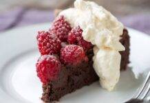 Dolce al cioccolato fondente e frutta estiva