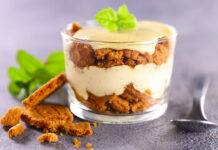bicchierini con crema e biscotti