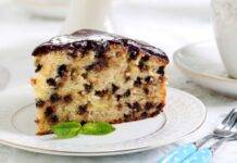 Torta di banane e gocce di cioccolato | Dolce super soffice e goloso Dolca alla frutta e cioccolato
