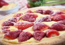 Torta di crema al cioccolato bianco e fragole