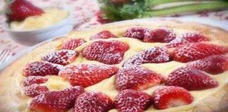 Torta di crema al cioccolato bianco e fragole