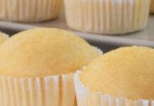 Tortini al latte caldo, dessert delicato e morbido all’aroma di mandorla Muffin al latte e aroma di mandorla