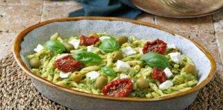 Pasta con pesto e pomodori secchi