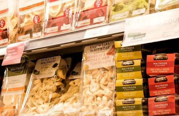 Della pasta e dei sughi pronti esposti in un supermercato
