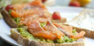 Avocado toast al salmone ricetta