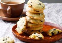 Biscotti alla farina di mais | Super golosi con l’uvetta e il cioccolato Biscotti alla farina di mais ricetta