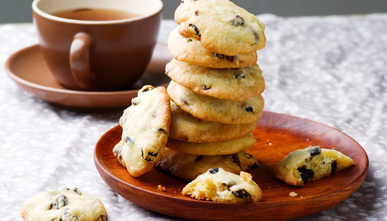 Biscotti alla farina di mais | Super golosi con l&amp;#39;uvetta e il cioccolato