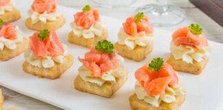 Canapé di patate con salmone affumicato e mousse di ricotta