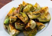 Carciofi trifolati senza brodo | Contorno croccante, leggero e gustosissimo Contorno di carciofi arrostiti
