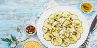 Carpaccio di zucchine aromatizzate con cacio feta e noci