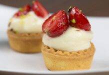 Dolcetti ripieni di crema alla ricotta