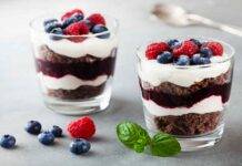Coppe crema chantilly e pan di spagna al cacao