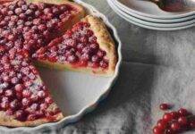 Crostata alle nocciole farcita di ribes