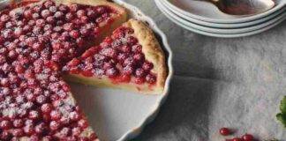 Crostata alle nocciole farcita di ribes