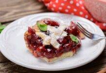 Crostata con ripieno di pezzi di ciliegie