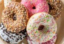 Donuts al forno | Semplici, gustose e decorate in tanti modi diversi Dolcetti americani