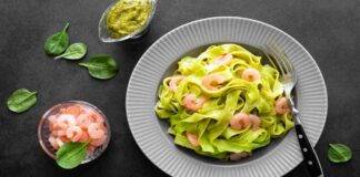 Fettuccine con pesto di spinaci e gamberi crudi