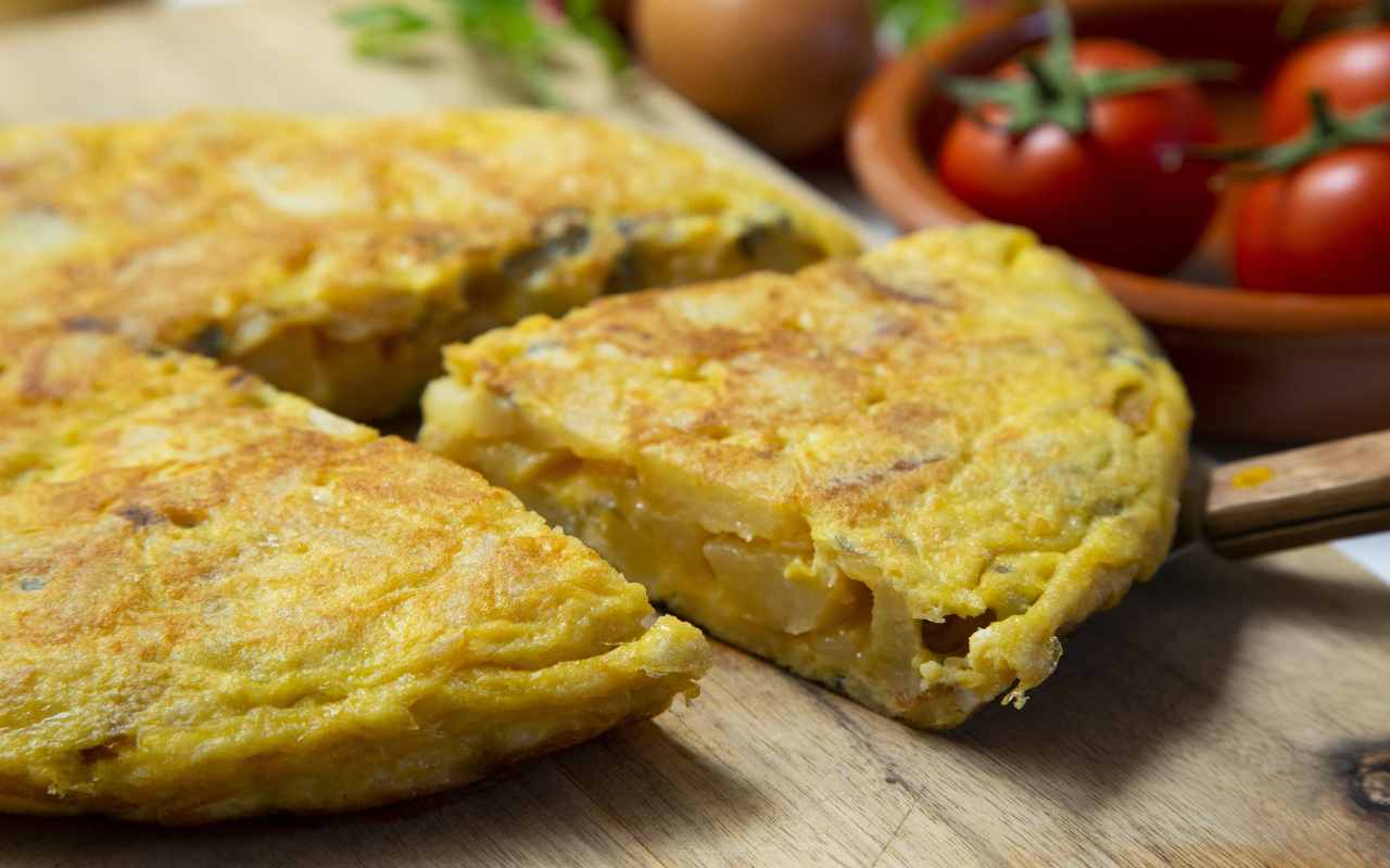 Frittata al forno con patate e scamorza | Il gustoso piatto per la gita