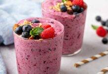 Crema di frutti mirtilli e frutta fresca con muesli