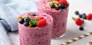 Crema di frutti mirtilli e frutta fresca con muesli