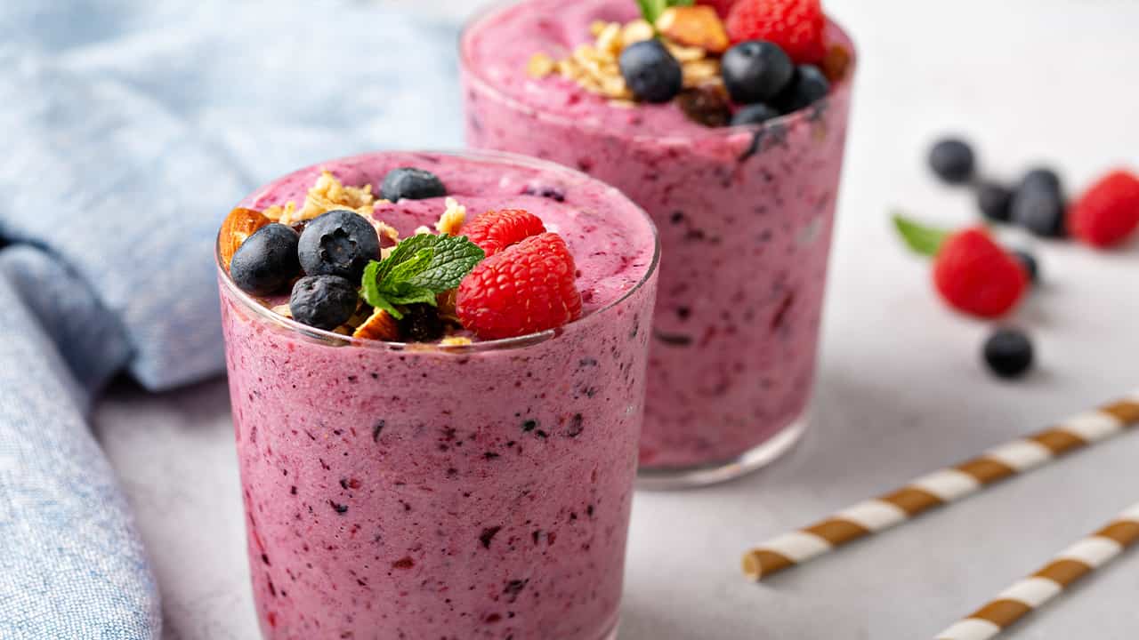 Crema di frutti mirtilli e frutta fresca con muesli