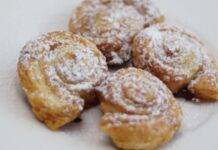 Girelle di sfoglia al triplo cioccolato | Invitanti e gustosissime Dolcetti al cioccolato bianco nero e al latte