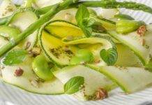 Insalata di zucchine fave ed asparagi | Profumata e facilissima Insalata di zucchine con fave nocciole e zenzero