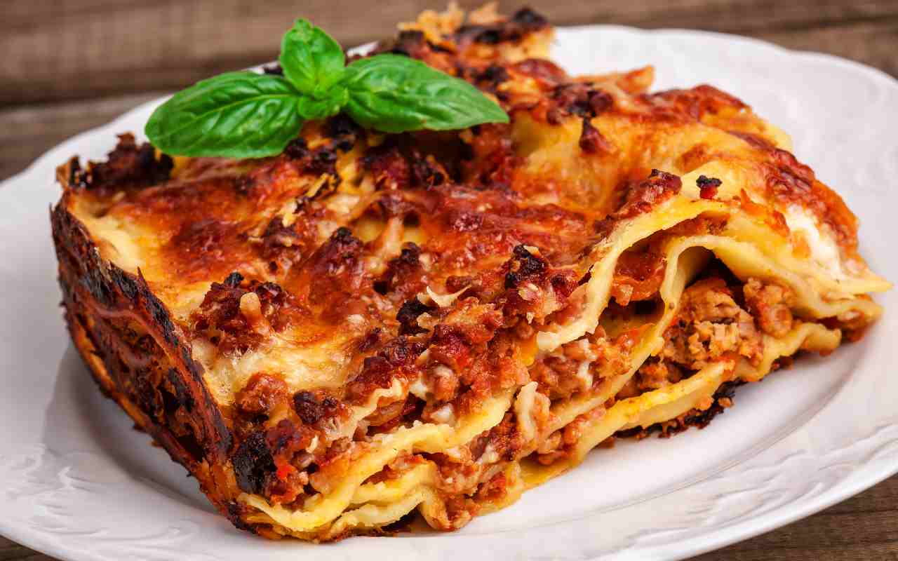 Lasagne ragù e funghi | Che bontà, per la cena, in poco tempo