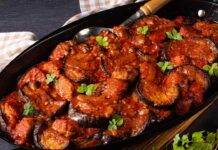 Melanzane al sugo, il contorno tutto mediterraneo Melanzane con pomodoro e basilico