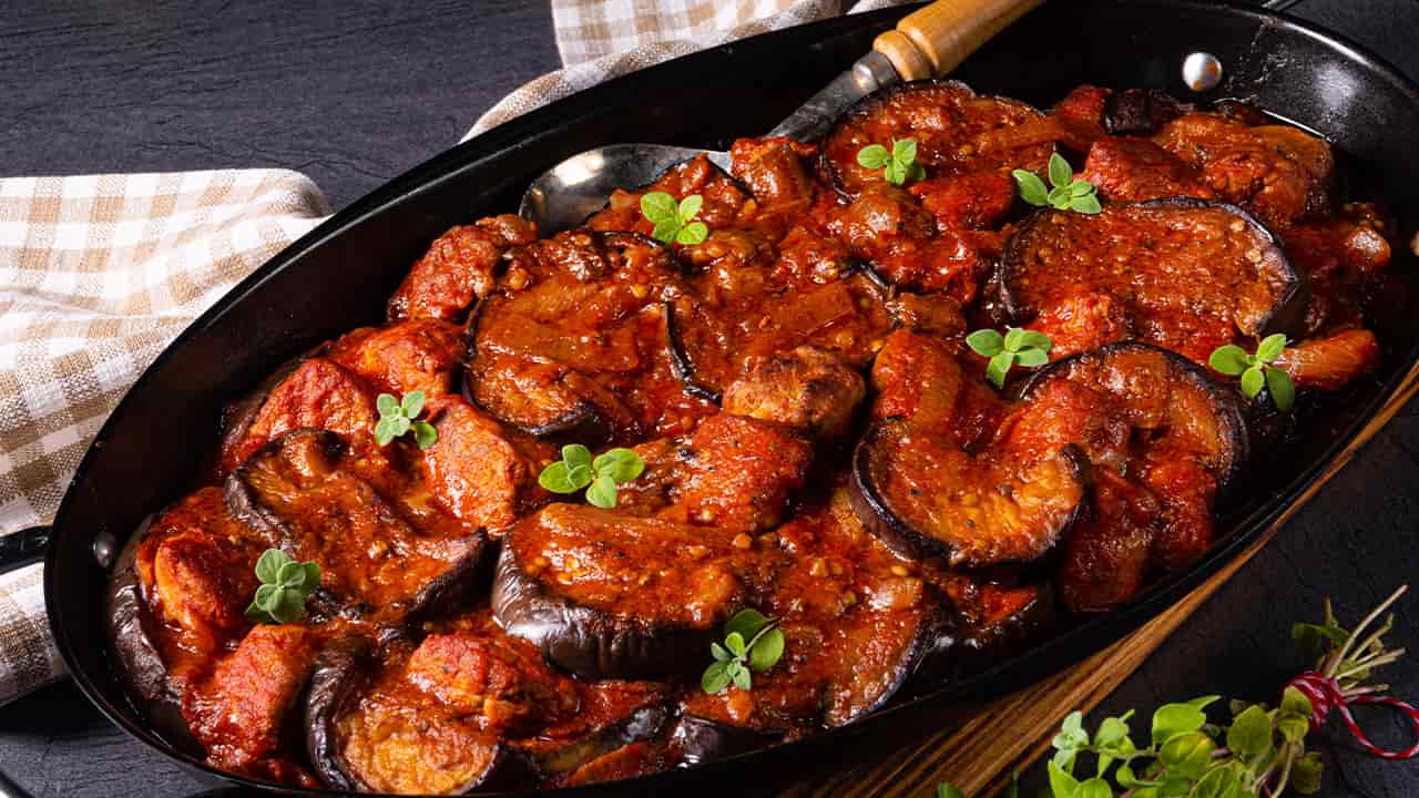 Melanzane con pomodoro e basilico