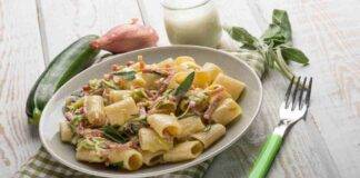 Mezzi rigatoni con speck zucchine alla julienne e salvia