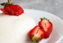 Dolcino al cucchiaio con frutti estivi
