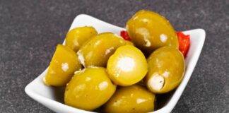 Contorno di olive e ripieno di mollica di pane insaporita