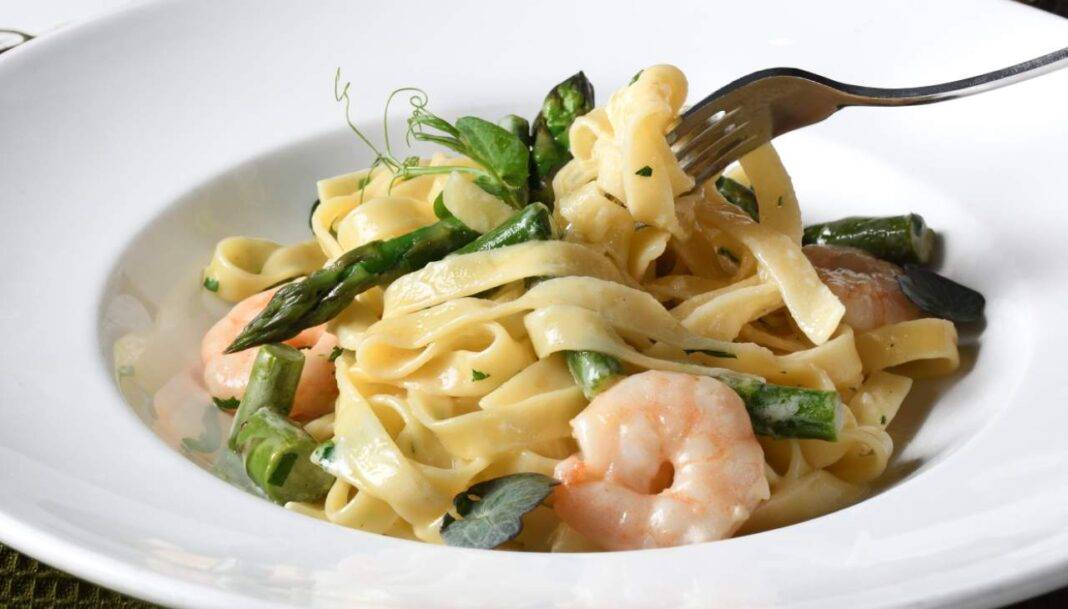 Pappardelle con asparagi e gamberi Primo accattivante e saporito