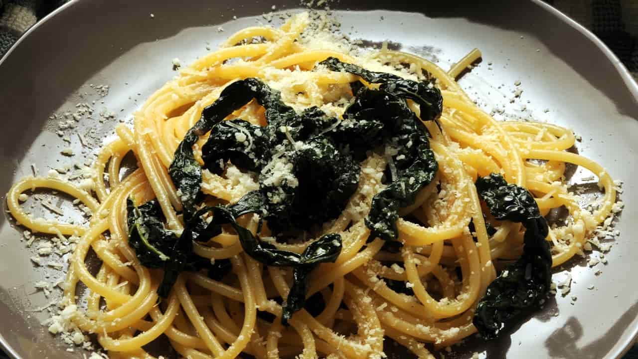 Spaghetti con cavolo nero e scalogno