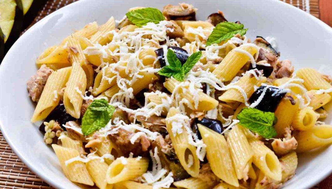 Pasta tonno e melanzane Ricetta estiva irresistibile con il parmigiano