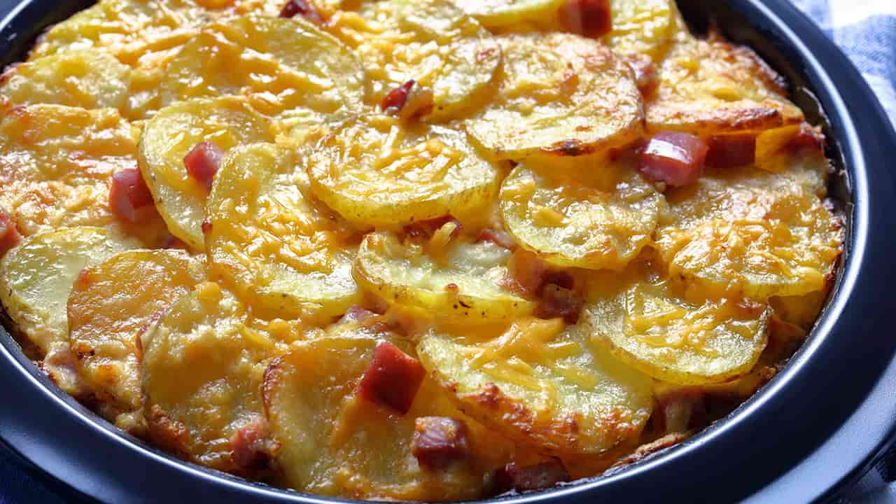 Patate al forno con parmigiano e prosciutto cotto