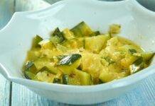 Patate zucchine con peperoncino in padella | Facili e saporite Contorno di verdure con spezie