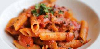 Pasta salame e pomodoro senza lattosio