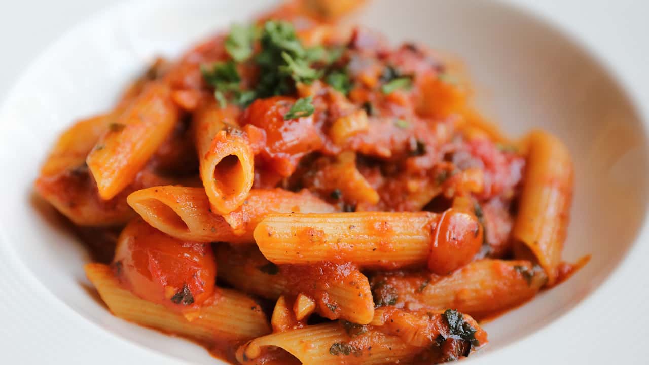 Pasta salame e pomodoro senza lattosio