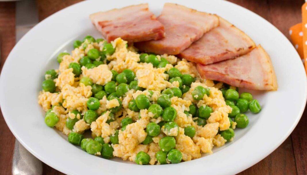 Piselli con uova e pancetta | Secondo facilissimo e veloce