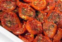 Pomodori imporchettati | Contorno saporito e gustosissimo Contorno di pomodori cotti in padella e speziati