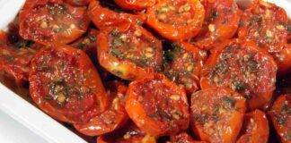 Contorno di pomodori cotti in padella e speziati